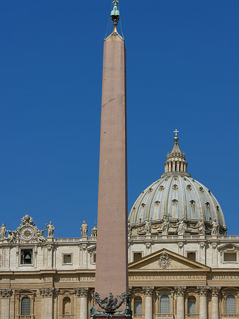 Foto Obelisk mit dem Petersdom - 