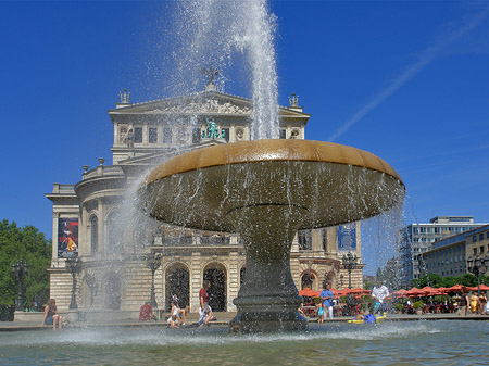 Foto Alte Oper mit Brunnen - Frankfurt am Main