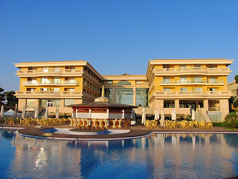 Hotel mit Pool bei Dämmerung Fotos