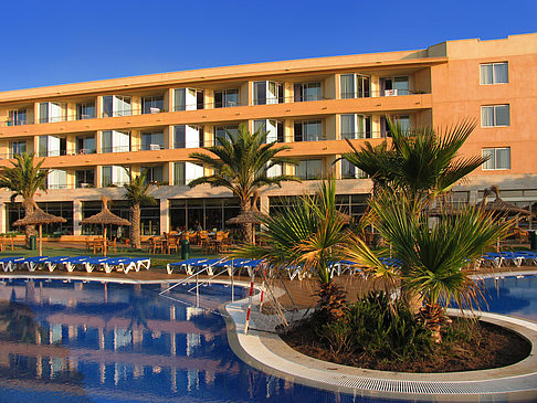 Foto Hotel mit Pool bei Dämmerung
