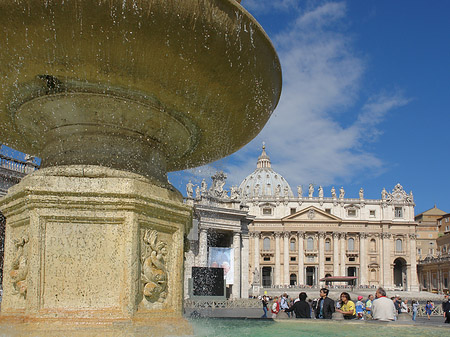 Brunnen mit Petersdom Fotos