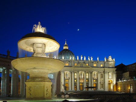 Brunnen auf dem Petersplatz Fotos